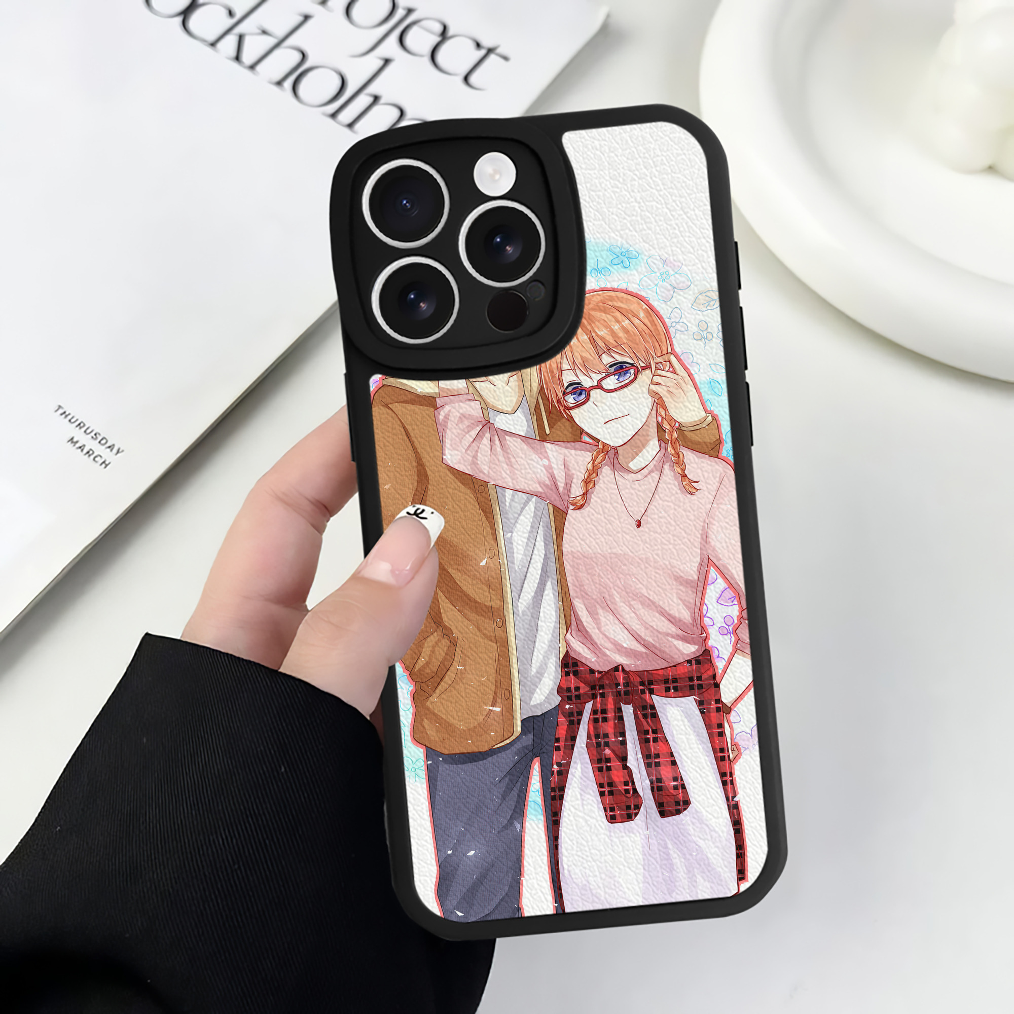 （画像用） ぎんたま 坂田銀時（さかたぎんとき） 神楽 志村新八（しむら しんぱち） GINTAMA Sakata Gintoki Kagura Shimura Shinpachi 【iPhone 16シリーズ対応】シリコンスマホケース（レザー調） 材質：シリコン
